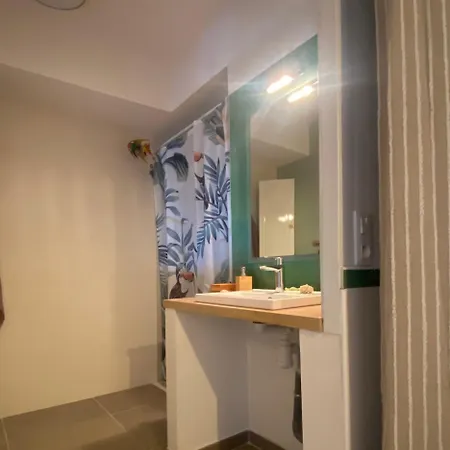 Bel Ecrin De Serenite Pour Un Couple, A Proximite Du Centre *